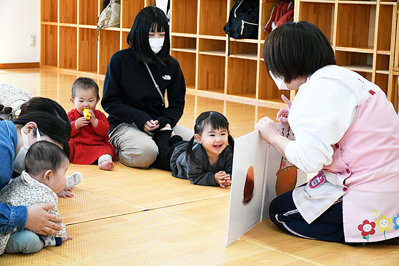 絵本の読み聞かせの様子