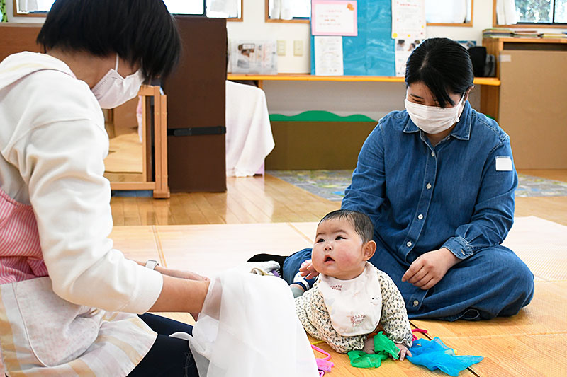 さまざまな布を触ってみた様子