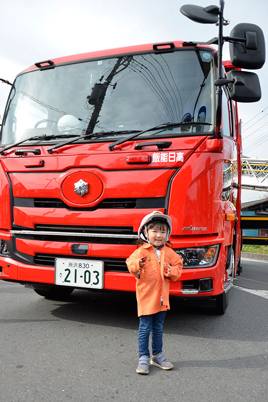 消防車と写真を撮る男の子