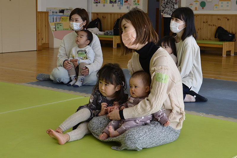 人形劇を見る子どもたちの様子