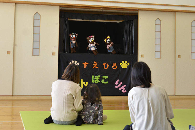 人形劇を見ている様子