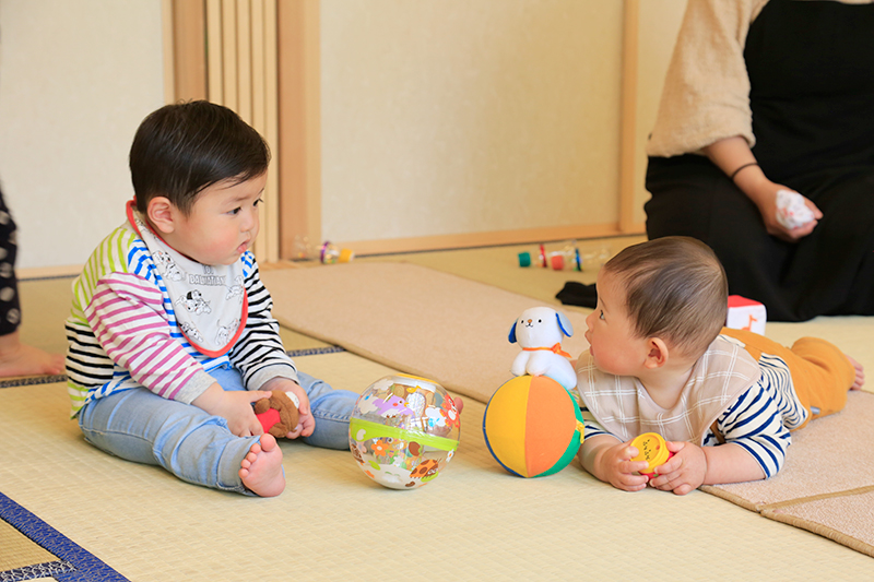 見つめあう子どもたちの様子