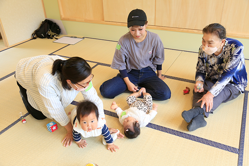 交流する様子