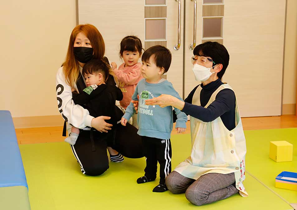 双子ちゃんと赤ちゃんを連れたお母さんの様子