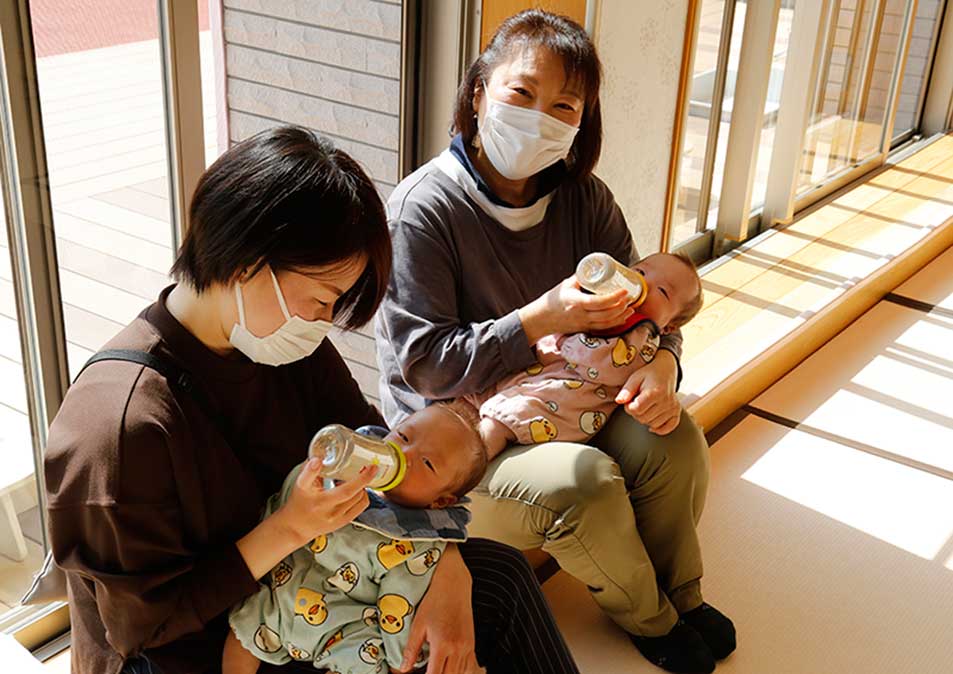 双子の赤ちゃんにミルクをあげている様子