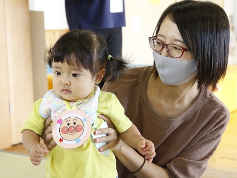お母さんにだっこされる女の子の写真