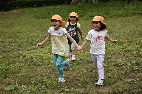 手をつないで走る女の子の様子