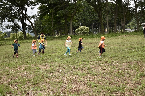 先生とかけっこをする子どもたちの様子