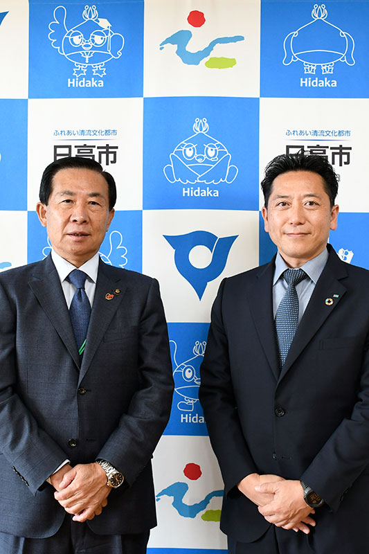 市長と熊倉聡泰さんのふたりが並んだ写真