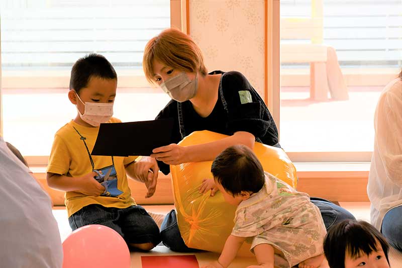 お月様ボールの顔を作っている様子