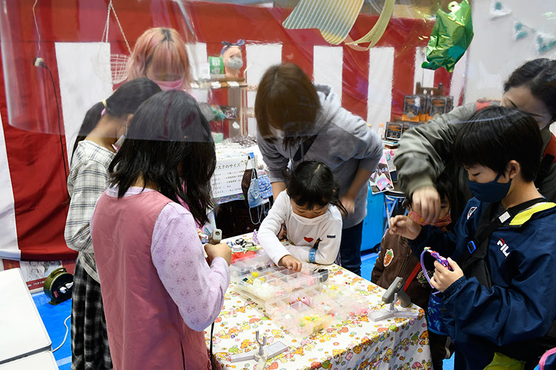 カチューシャに装飾をする子どもたちの様子