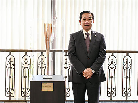 東京2020オリンピック聖火リレートーチの展示と市長
