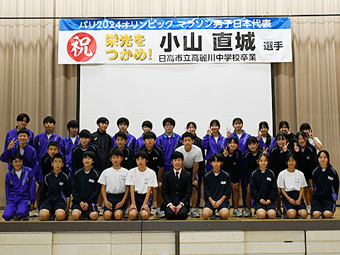小山選手と高麗川中学校陸上部の生徒の集合写真