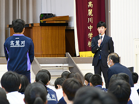 小山選手が高麗川中学校の生徒の質問に答える様子