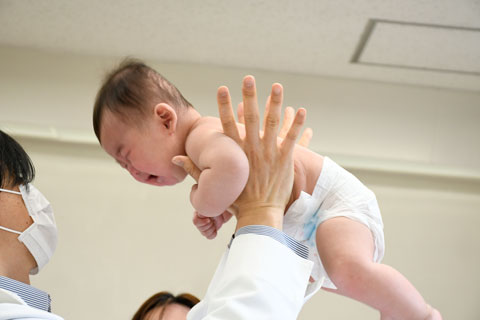 医師により診断を受けている赤ちゃん