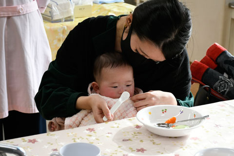 離乳食を体験している親子の画像