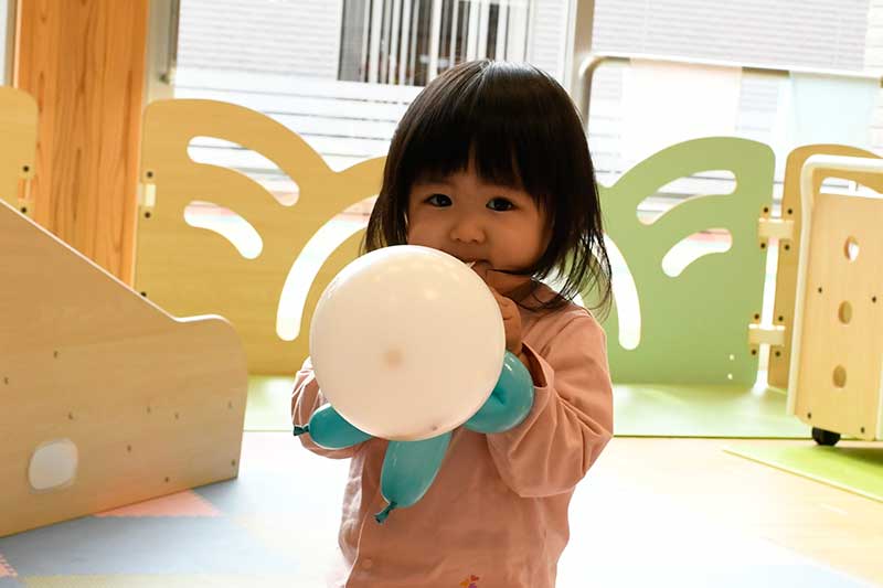 女の子が風船をもっている様子