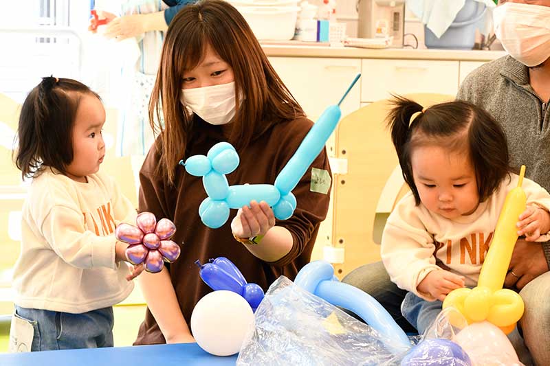 親子が風船で遊んでいる様子