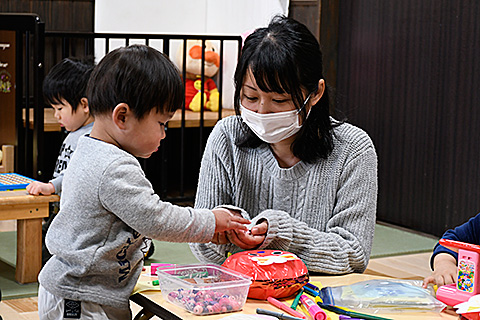 親子で鬼のでんでん太鼓を作成している画像2