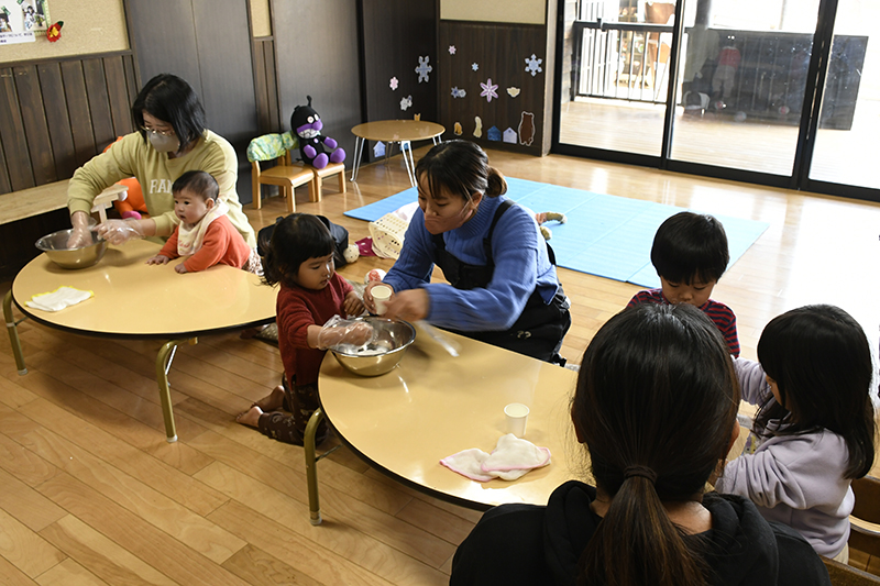 米粉を使ったおもちをこねている参加者の様子