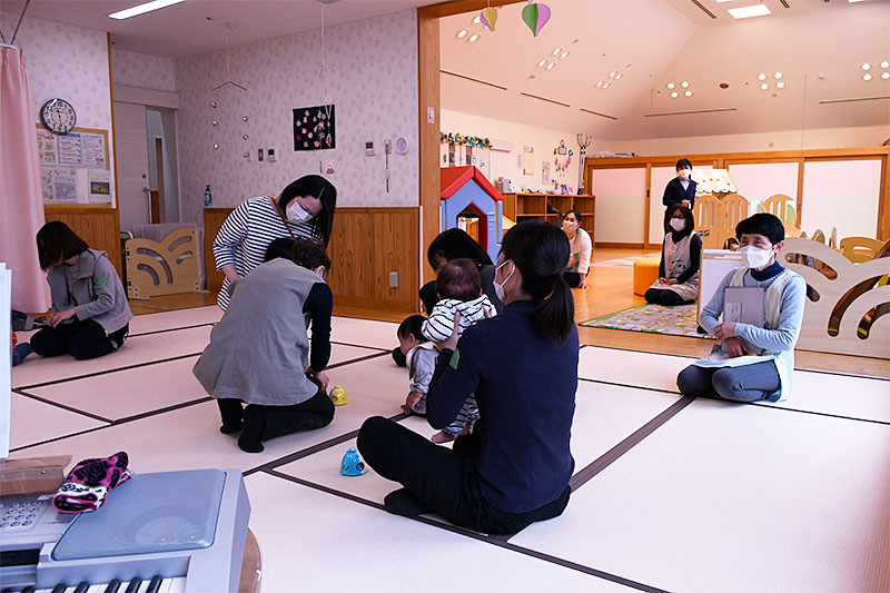 親子で音楽に合わせて体を動かす様子