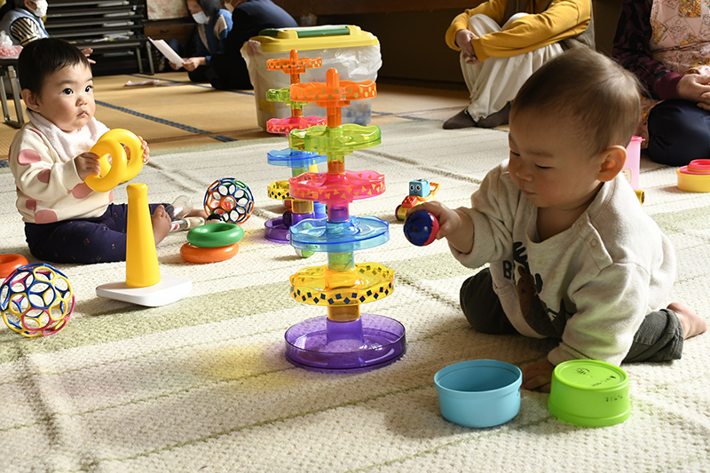 輪の形をしたおもちゃやボールで遊ぶ子どもの様子