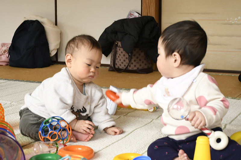 おもちゃで遊ぶこどもの様子
