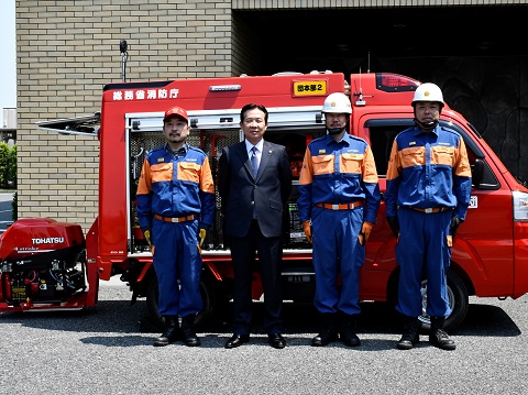 日高市消防団と市長が新たに配備された消防車の前で撮影した写真