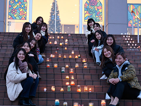 埼玉女子短期大学森川専門ゼミの学生13人の集合写真