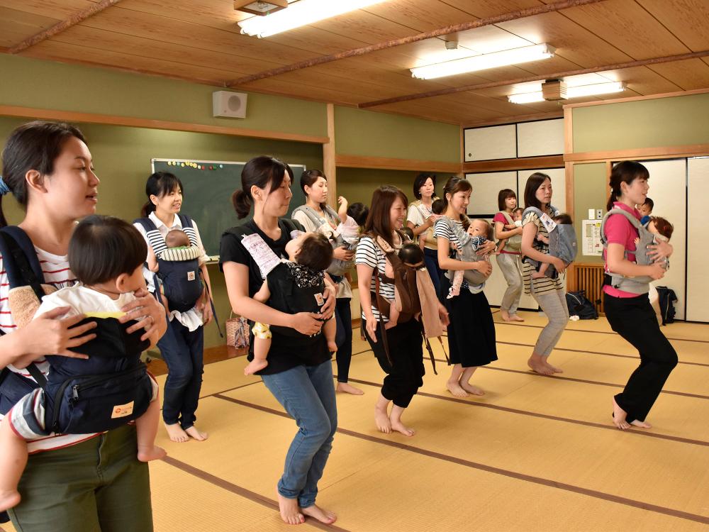 ママに抱っこされてうれしいな！（高麗川南公民館）