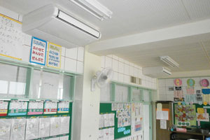 エアコンが設置された教室の写真