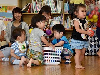 ボールで遊ぶ子どもたち