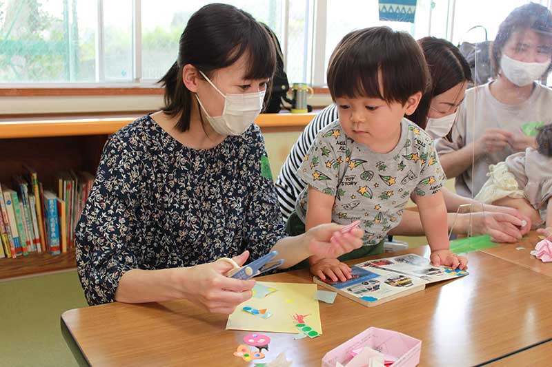 親子で折り紙制作をしている様子