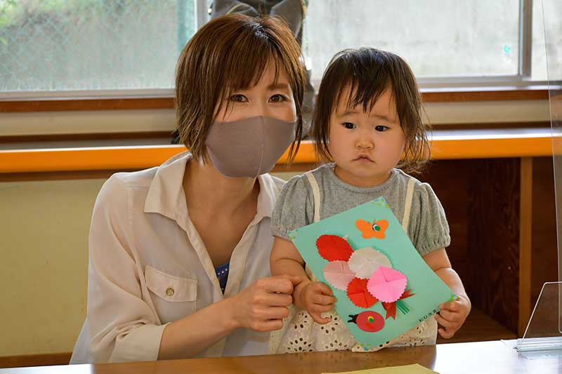完成した作品を見せてくれている様子