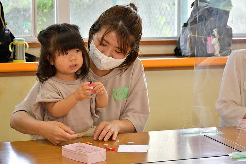 親子で折り紙制作をする様子