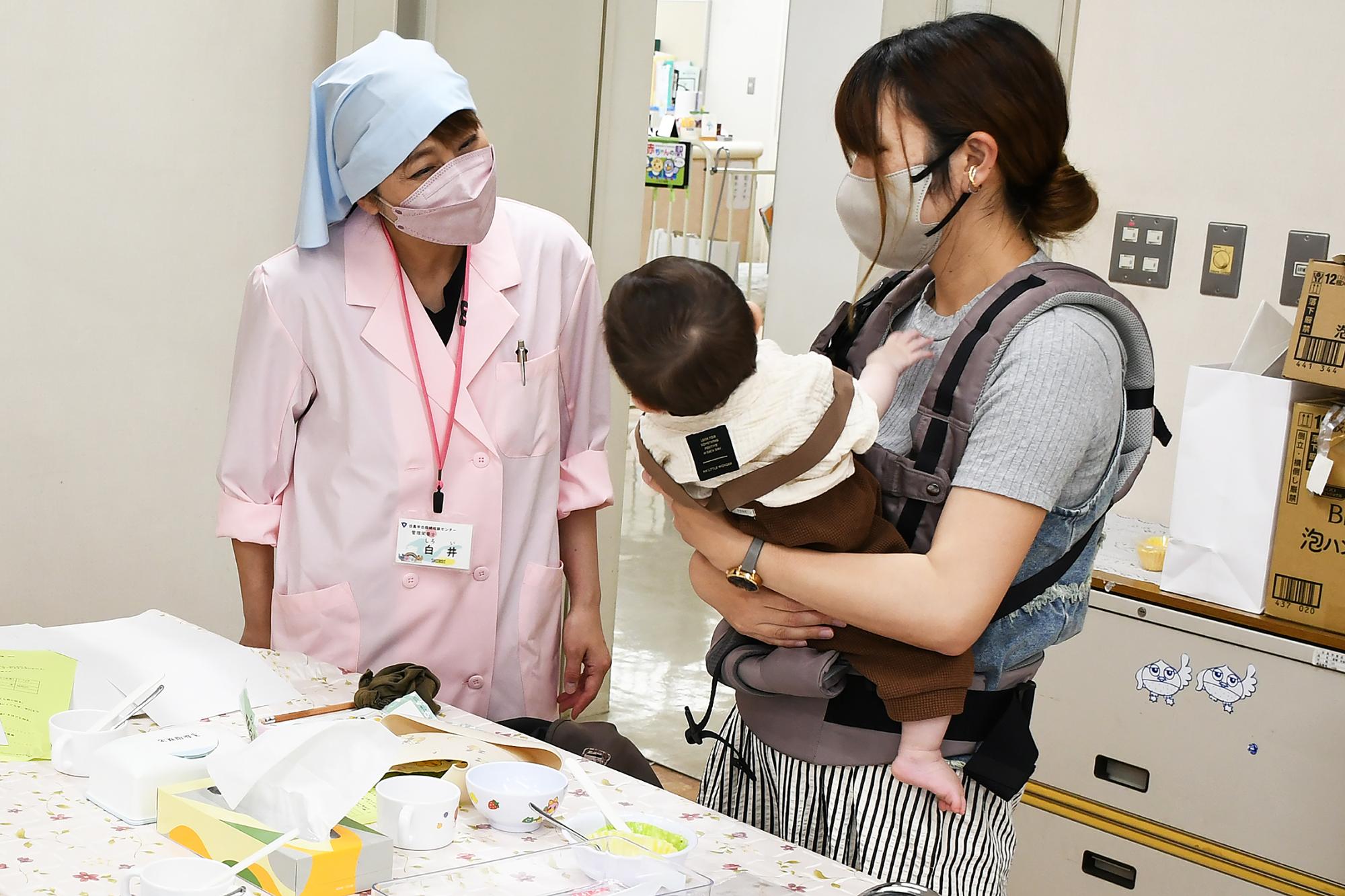 離乳食について相談している様子