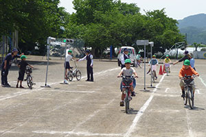 交通指導員の指導で自転車の乗り方を学んでいるところ