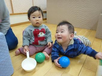 赤ちゃんがボールで遊んでいる様子