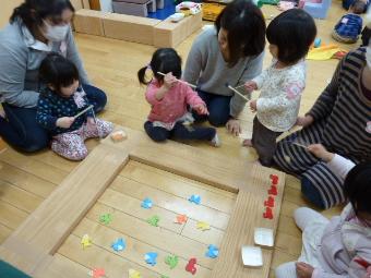 親子で遊んでいる様子