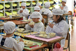 給食を食べる子どもたちの写真