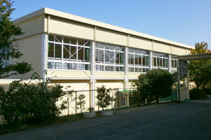 耐震化された武蔵台小学校体育館の写真