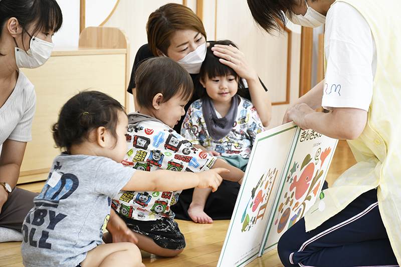 絵本の読み聞かせ