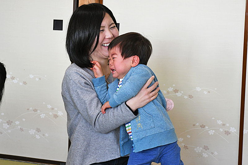 号泣する子ども