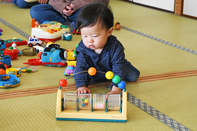 畳のうえで遊ぶ子ども
