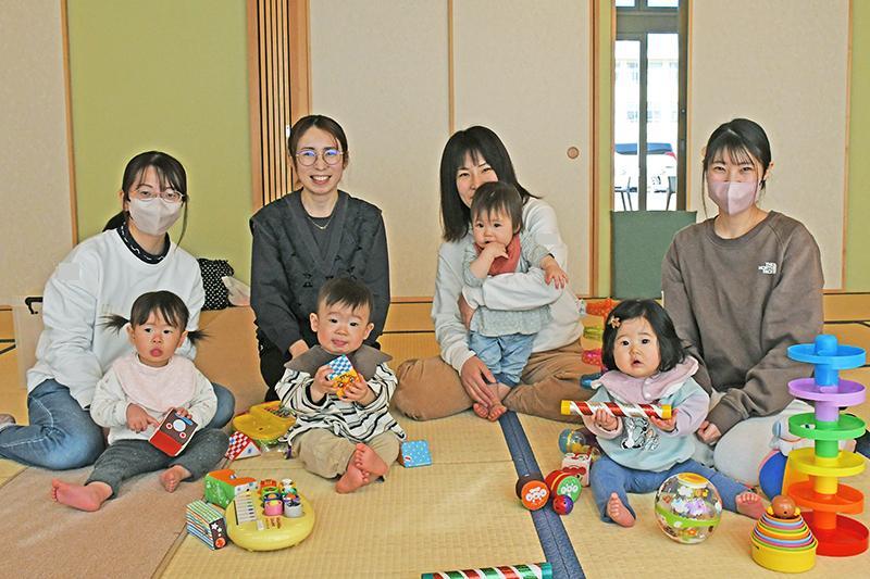 赤ちゃんひろばに参加した親子