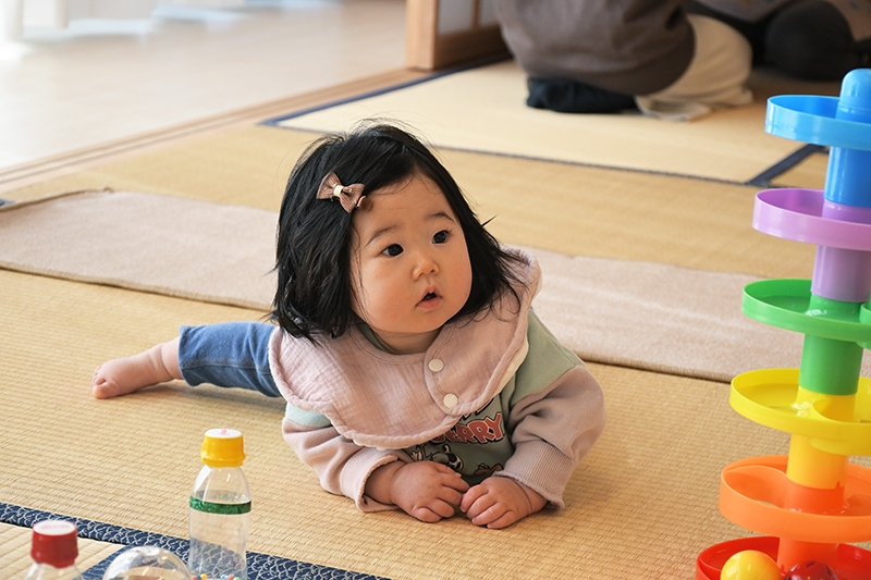 畳のうえで遊ぶ子ども