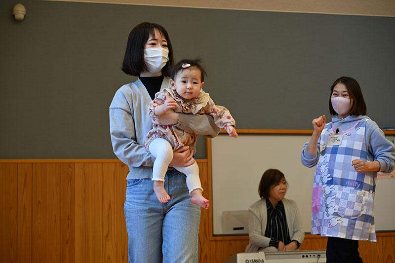 お母さんに抱えられ、リズムに合わせ移動中