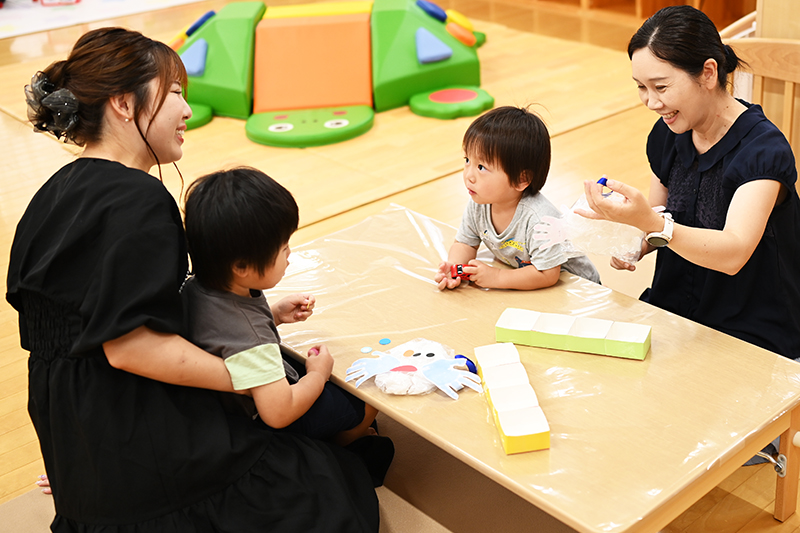 お化けの飾りを作っている様子