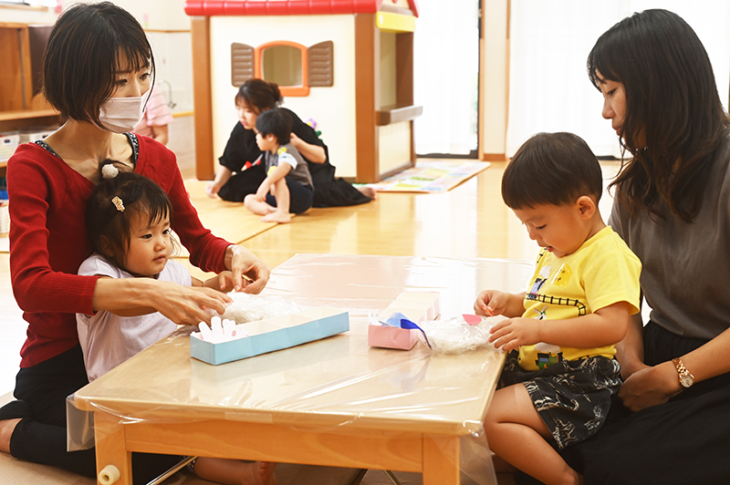 お化けの飾りを作っている様子
