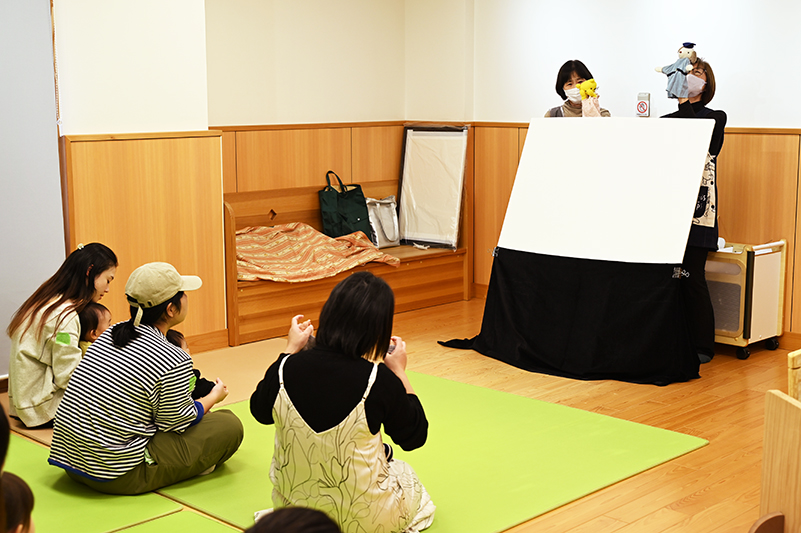 人形劇を見ている様子